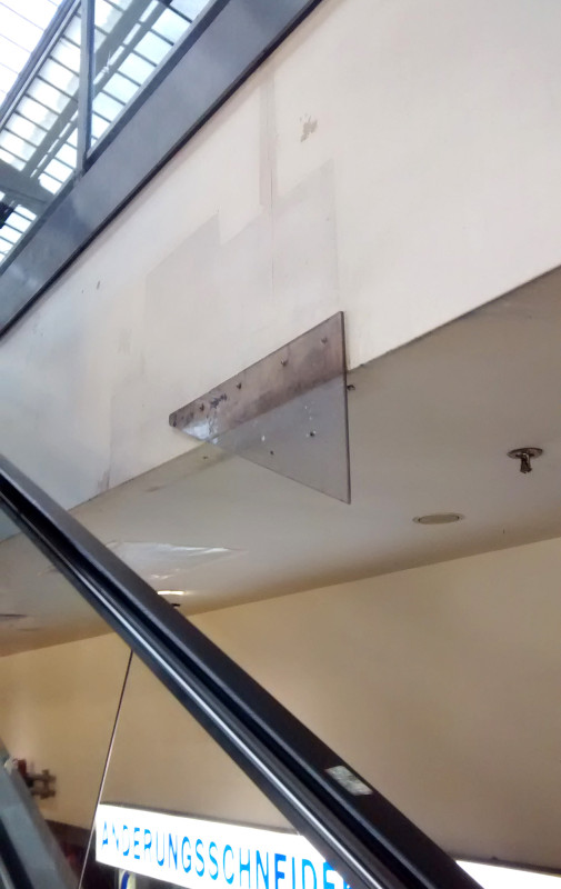 safety-security-in-public-escalator
